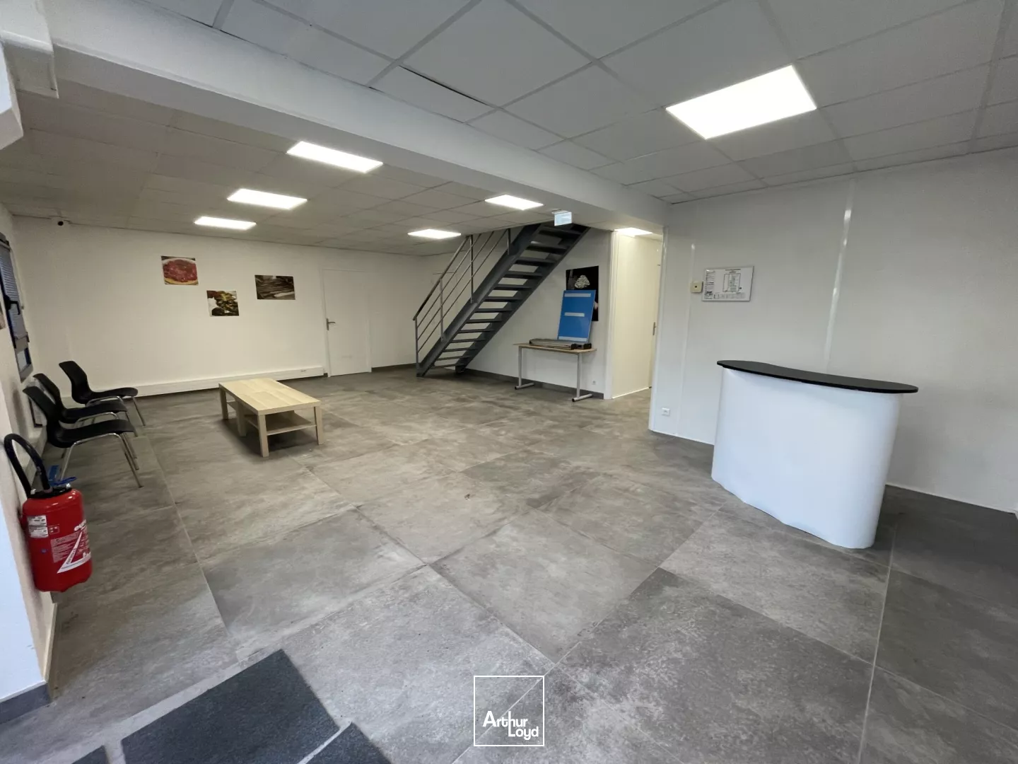 Bâtiment mixte bureaux/ stockage à louer - Emplacement stratégique La Pilaterie, proche axes majeurs