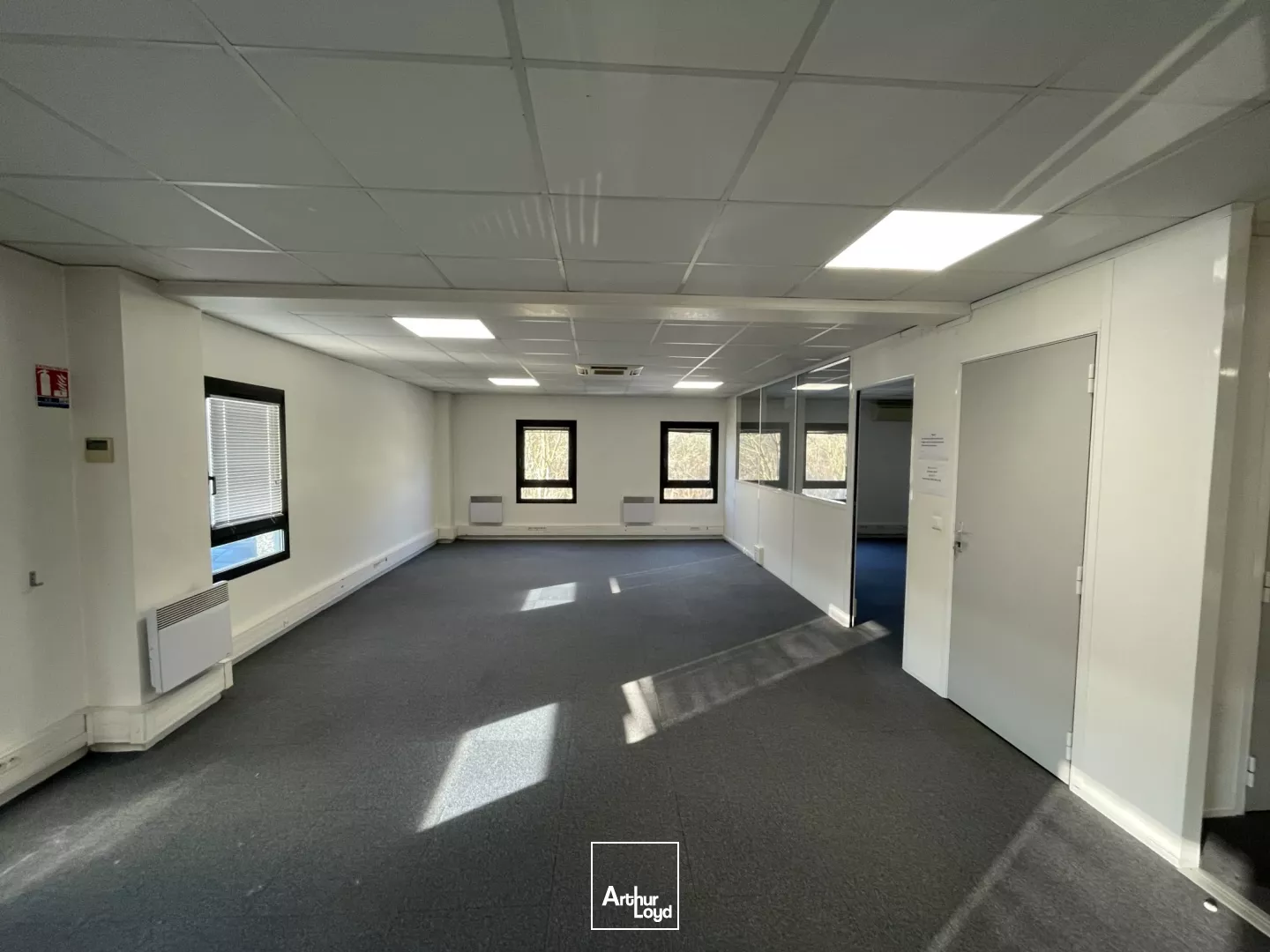 Bâtiment mixte bureaux/ stockage à louer - Emplacement stratégique La Pilaterie, proche axes majeurs