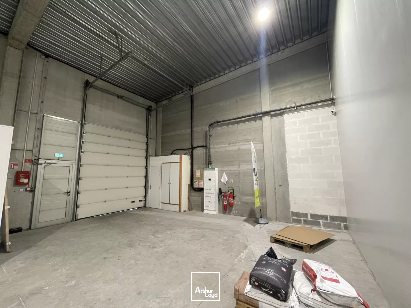 Bâtiment mixte bureaux/ stockage à louer - Emplacement stratégique La Pilaterie, proche axes majeurs