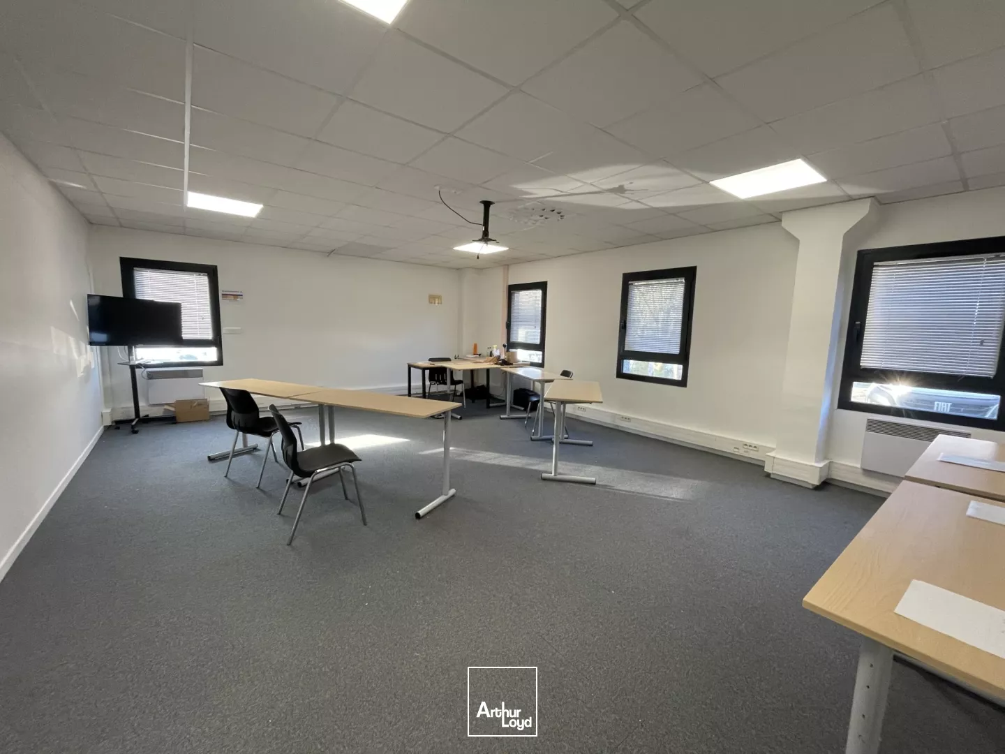 Bâtiment mixte bureaux/ stockage à louer - Emplacement stratégique La Pilaterie, proche axes majeurs