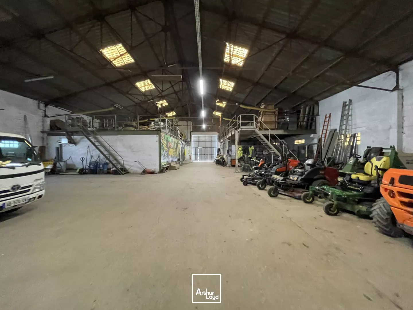 Location entrepôt avec bureaux et terrain - 715 m² - Saint-Herblain - zone d'activité proche du périphérique