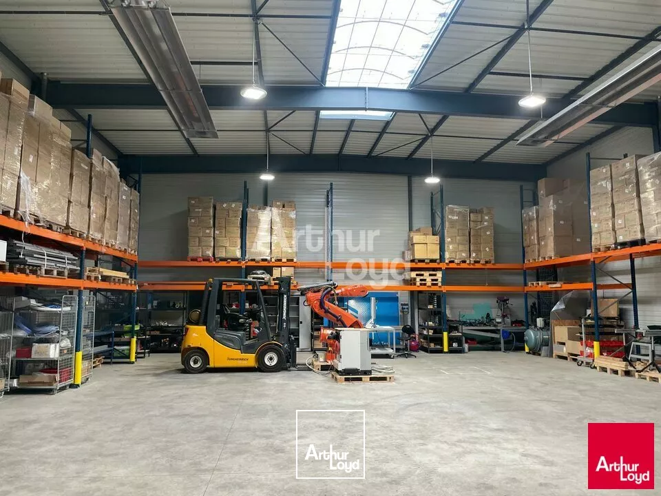 LA CHAUSSÉE SAINT VICTOR - LOCATION LOCAL D'ACTIVITÉ DE 450 M² - ACCÈS A10 IMMÉDIAT