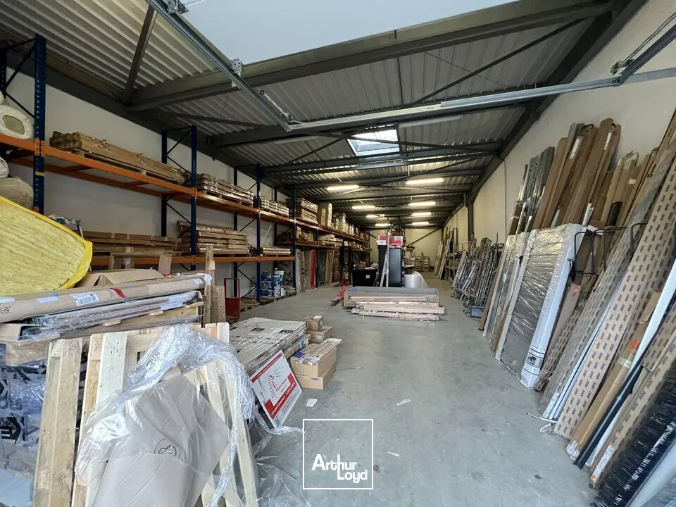 A louer - GONFREVILLE L'ORCHER - Locaux d'activités 437m2 emplacement stratégique