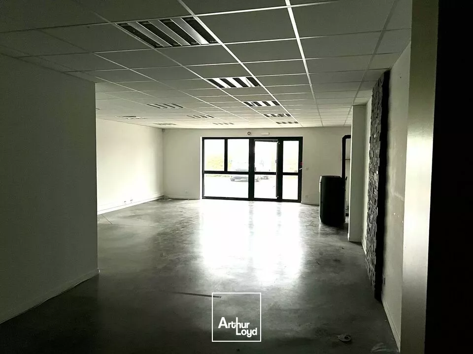 A LOUER LOCAUX D'ACTIVITÉS 460m2 sur Zone Commerciale attractive