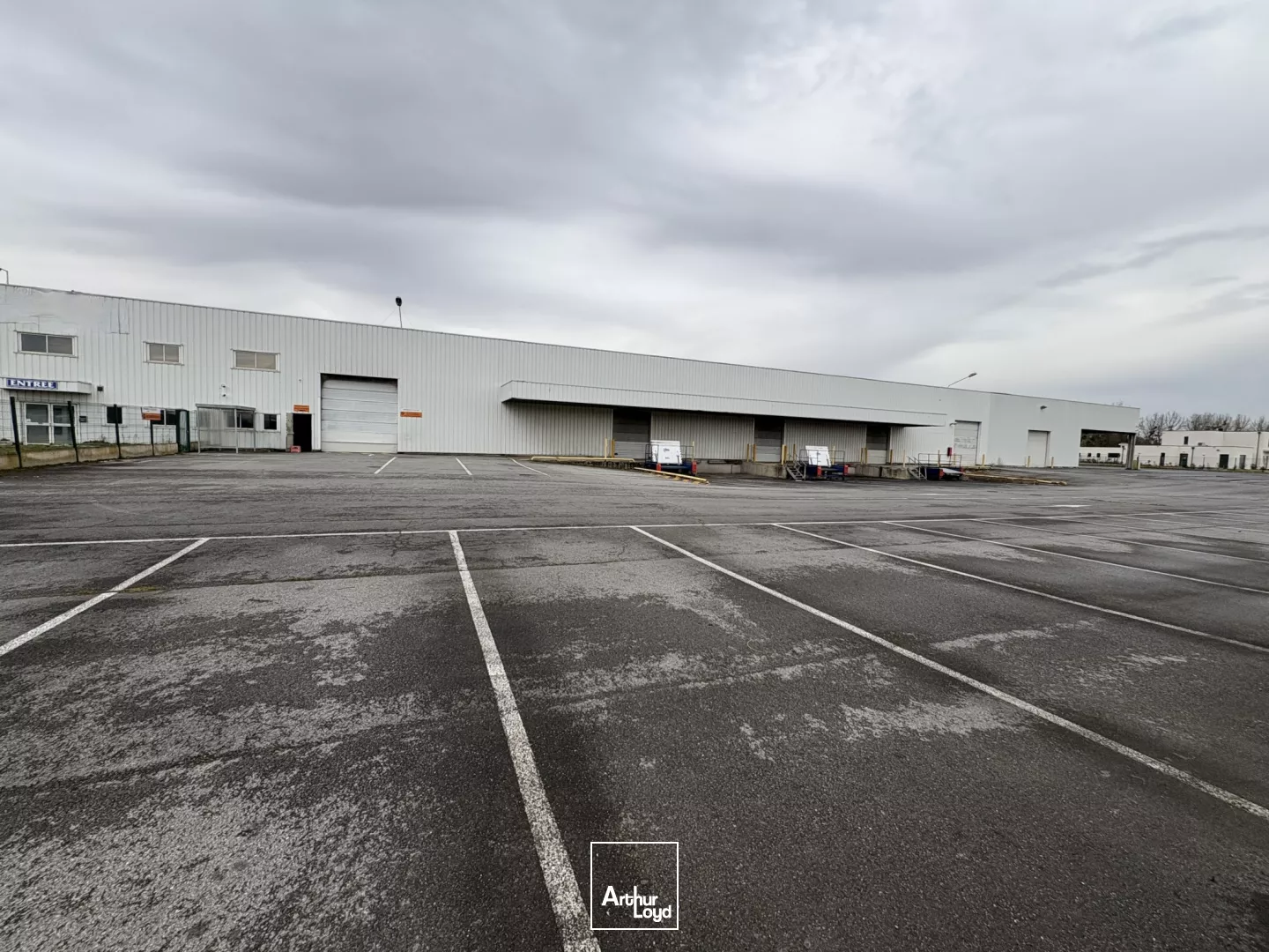 A LOUER LOCAL D'ACTIVITÉ 3486 M2 SECTEUR CLERMONT