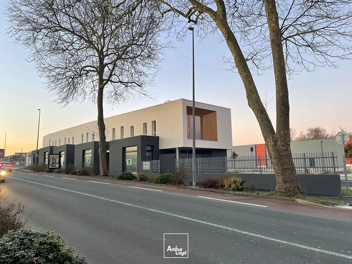 A LOUER, Local commercial ou Professionnel 143m² environ - AXE PASSANT - ROCHEFORT -