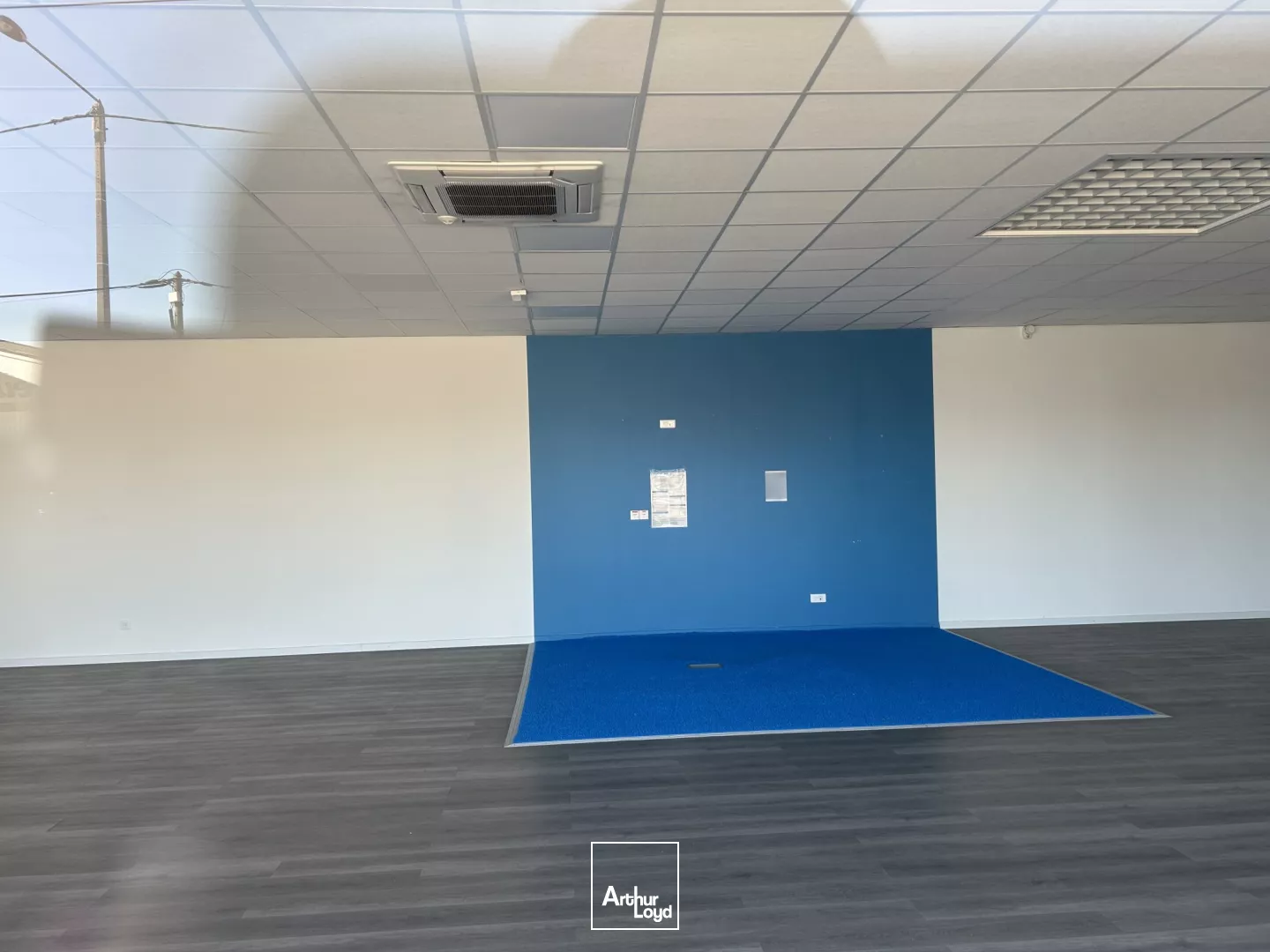 Location local commercial 410 m² - Visibilité maximale et accès direct à Hazebrouck 