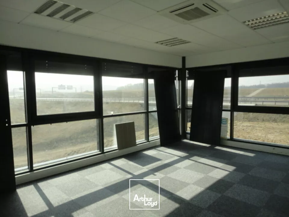 LOCAL D'ACTIVITE - ENTREPOT à LOUER de 1055 m²