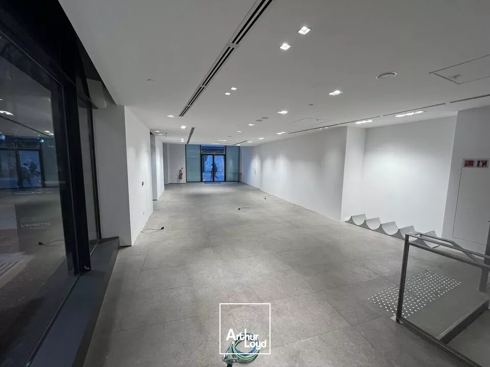 LOCAL COMMERCIAL à LOUER de 374 m²