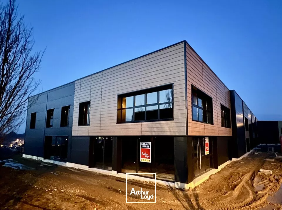 À LOUER EMPLACEMENT EXCEPTIONNEL - LOCAUX D'ACTIVITÉ NEUF ENVIRON 640 m2 