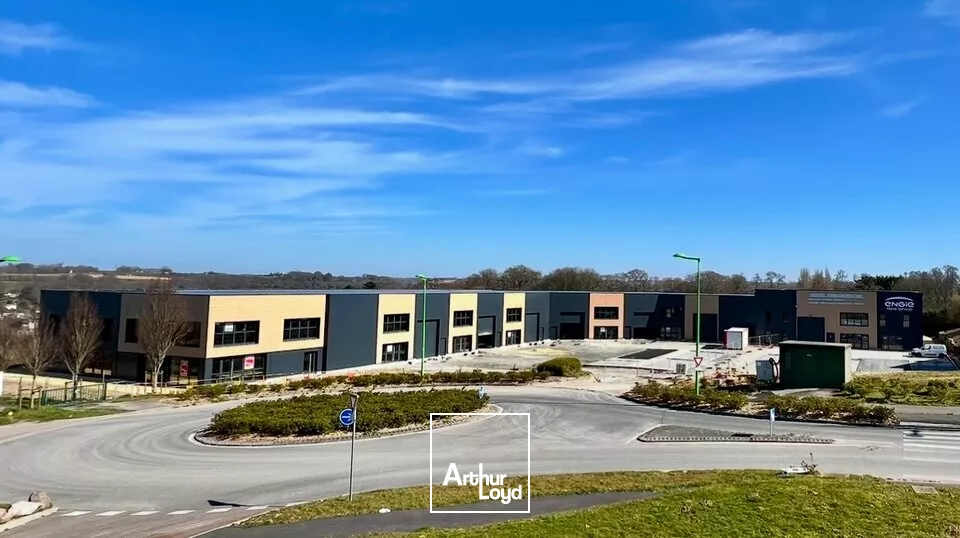 À LOUER EMPLACEMENT EXCEPTIONNEL - LOCAUX D'ACTIVITÉ NEUF ENVIRON 640 m2 