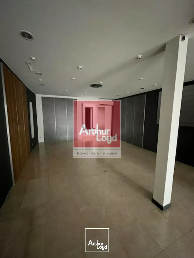SENS - Local commercial de 100m2 au centre ville