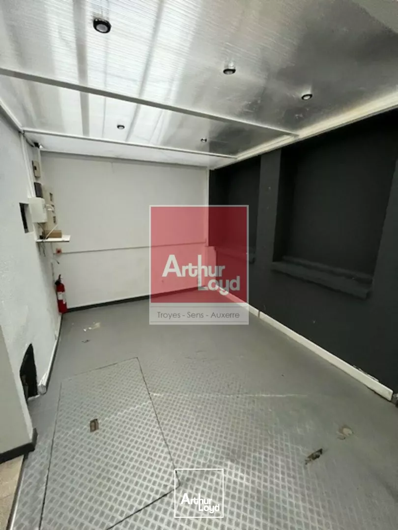 SENS - Local commercial de 100m2 au centre ville