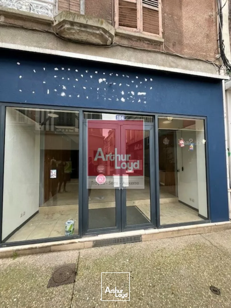 SENS - Local commercial de 100m2 au centre ville