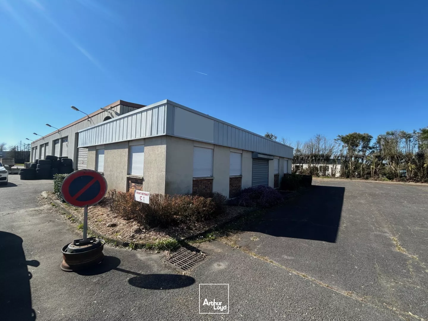 A VENDRE - BÂTIMENT D'ACTIVITÉ - 950 M2 - NOYON AVEC TERRAIN BITUMÉ DE 8 500 M2