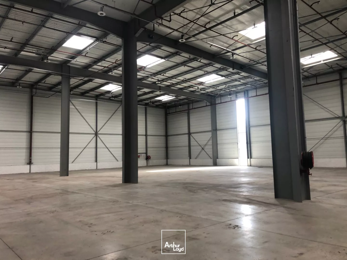 Entrepôts rénovés à louer à Mitry-Mory - 9 m HSP, 7 quais, site sécurisé, idéal logistique et industrie