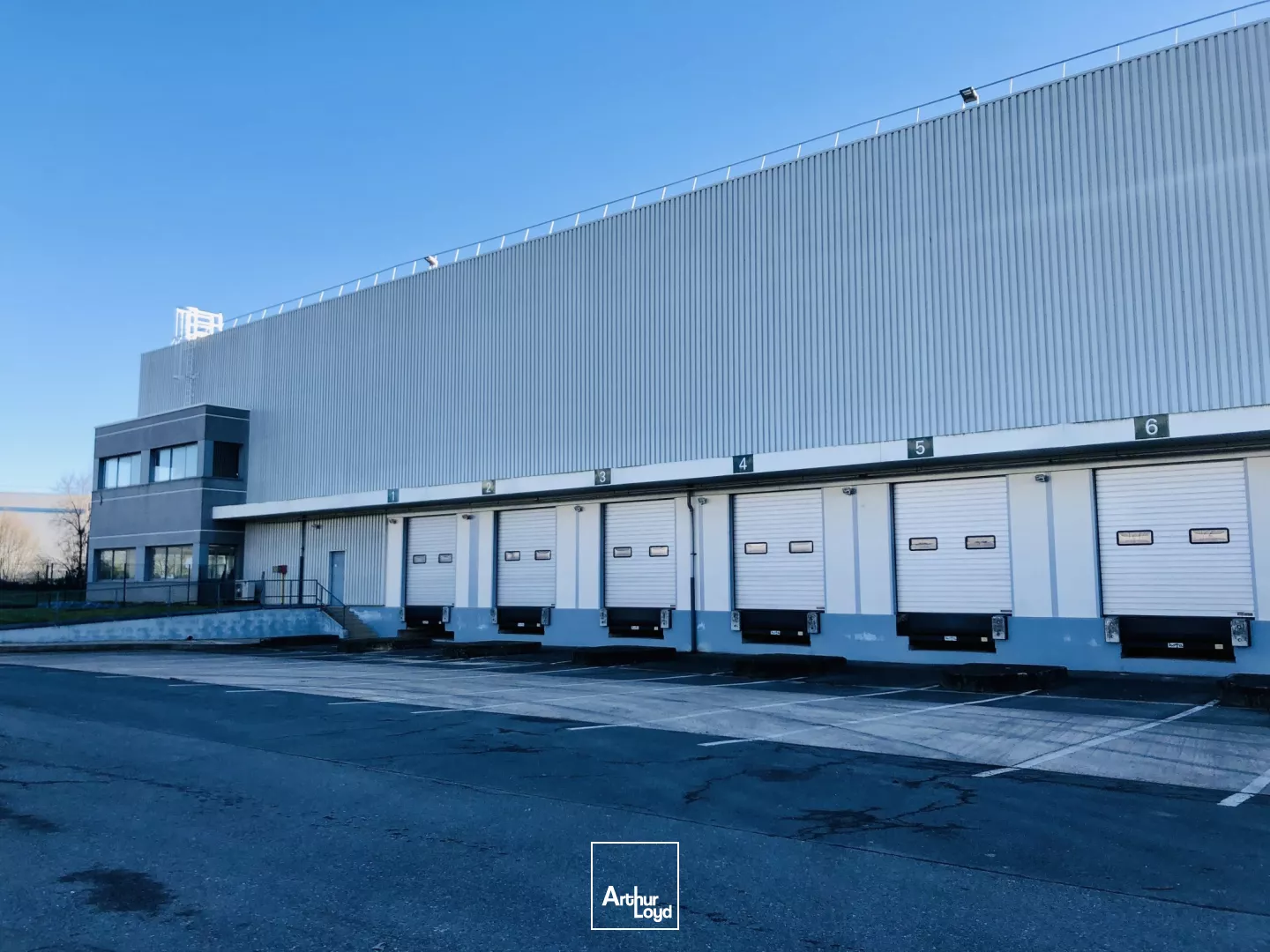 Entrepôts rénovés à louer à Mitry-Mory - 9 m HSP, 7 quais, site sécurisé, idéal logistique et industrie