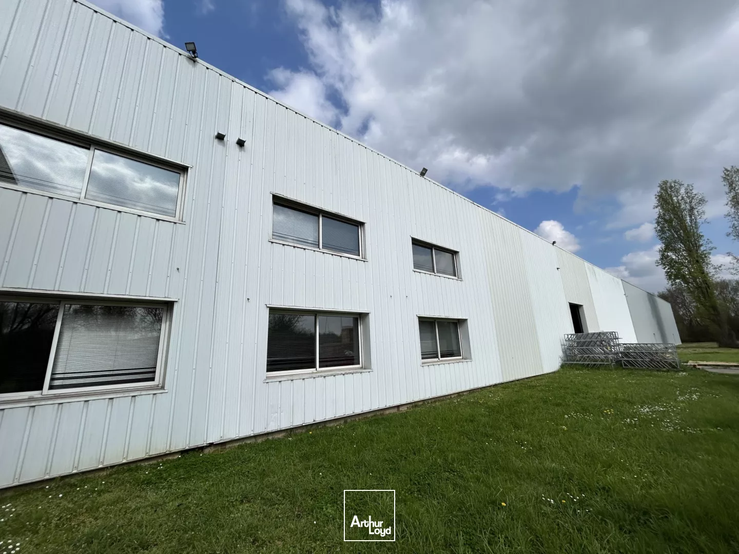 Local d'activités disponible à la location à Carbon Blanc