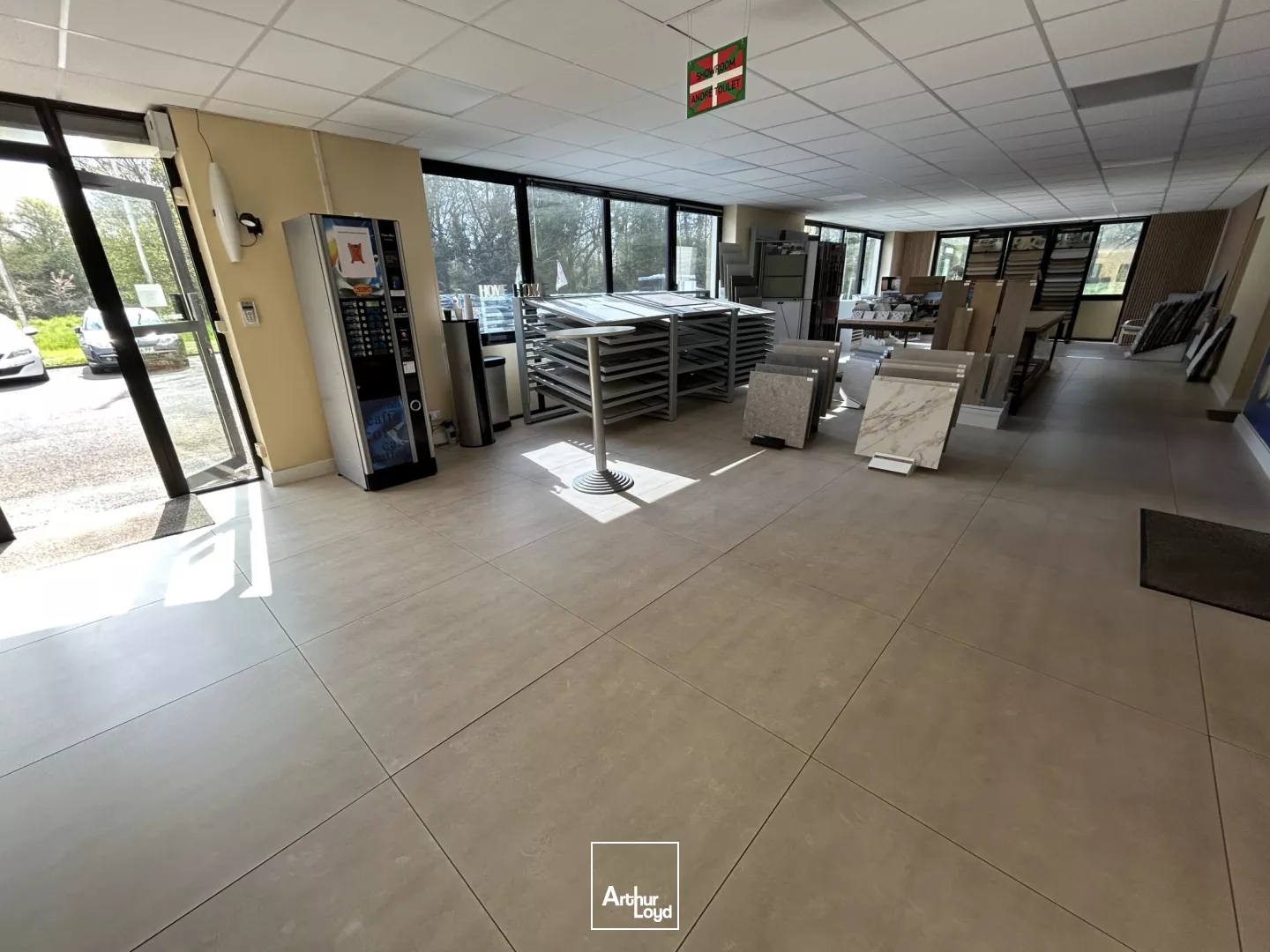 Local d'activités disponible à la location à Carbon Blanc