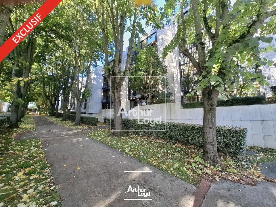 Bureaux à louer en rez-de-chaussée à proximité immédiate transports et axes routiers