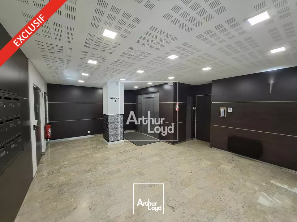 Bureaux à louer en rez-de-chaussée à proximité immédiate transports et axes routiers