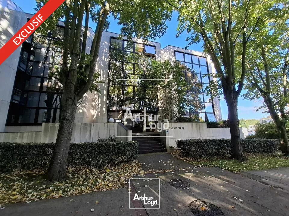 Bureaux à louer en rez-de-chaussée à proximité immédiate transports et axes routiers