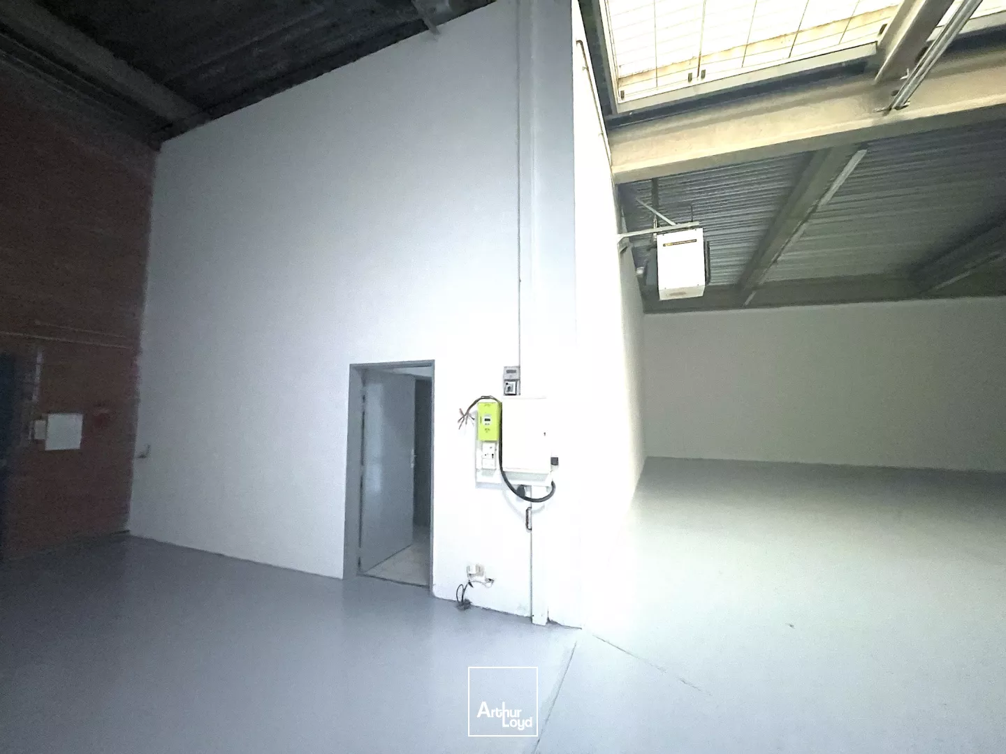 CHAMBLY - local d'activité d'environ 389 M2 à louer