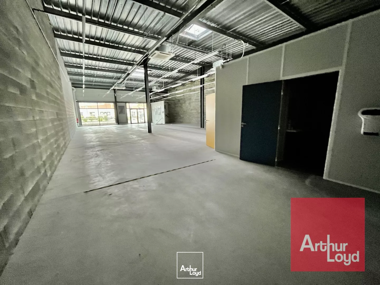 Local commercial 310 m² à louer - Excellente visibilité - Zone commerciale Lunel