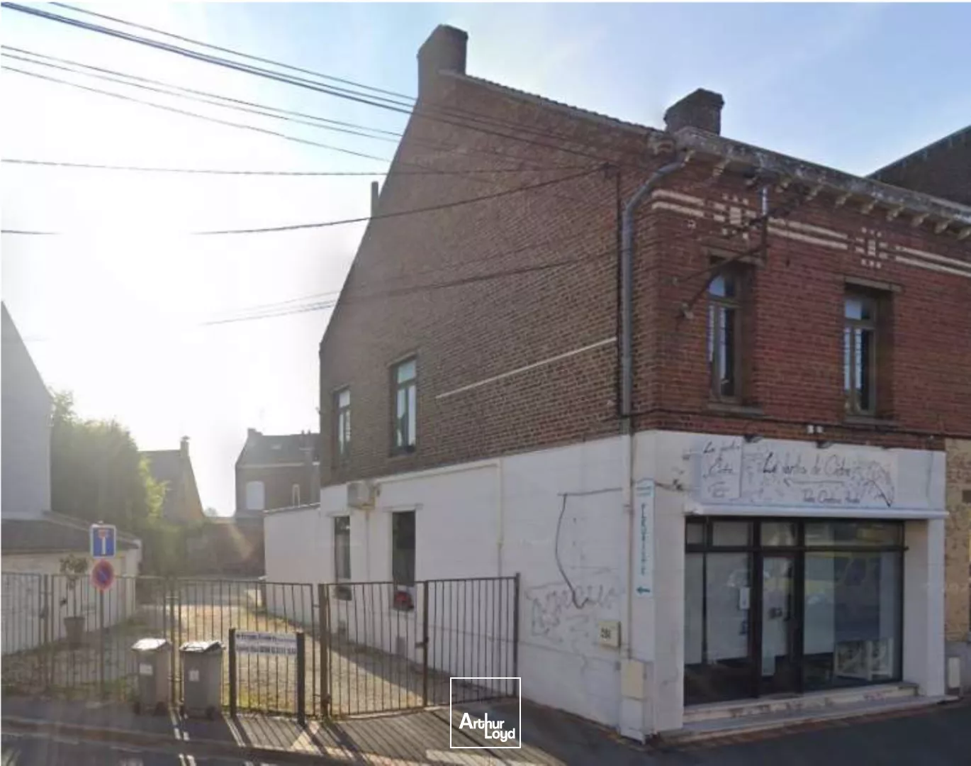 Local commercial à louer, situé dans une rue commerçante, à proximité de nombreux commerces et transports.