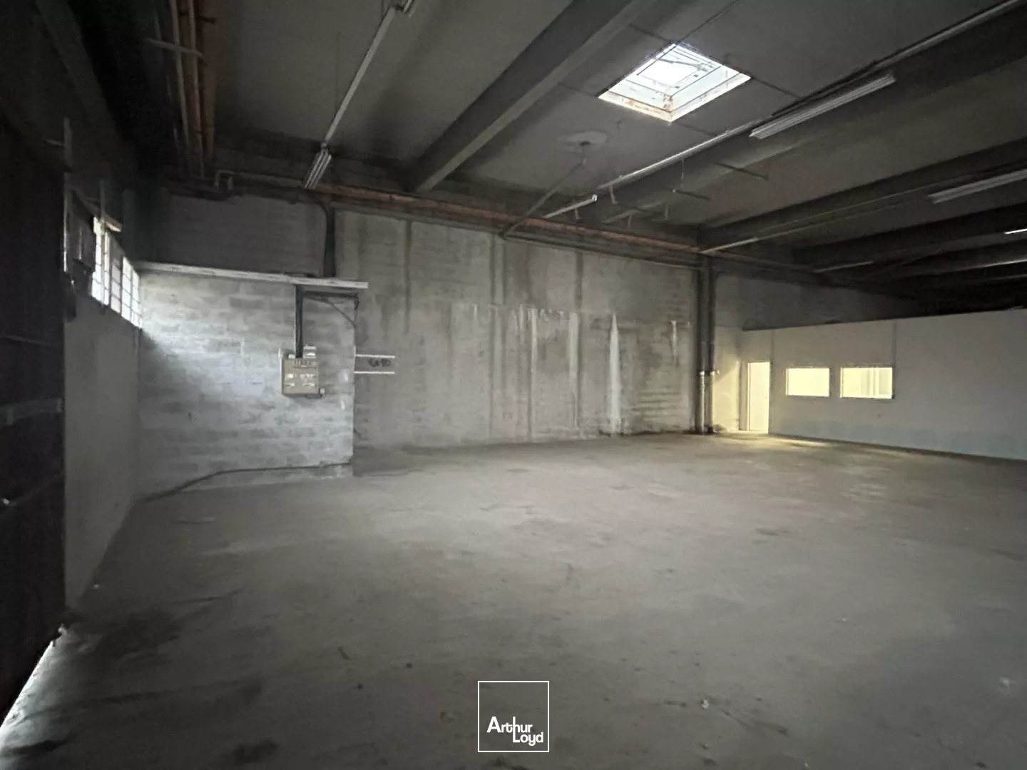 À LOUER - LOCAUX COMMERCIAUX 1600 M² DIVISIBLES - PESSAC