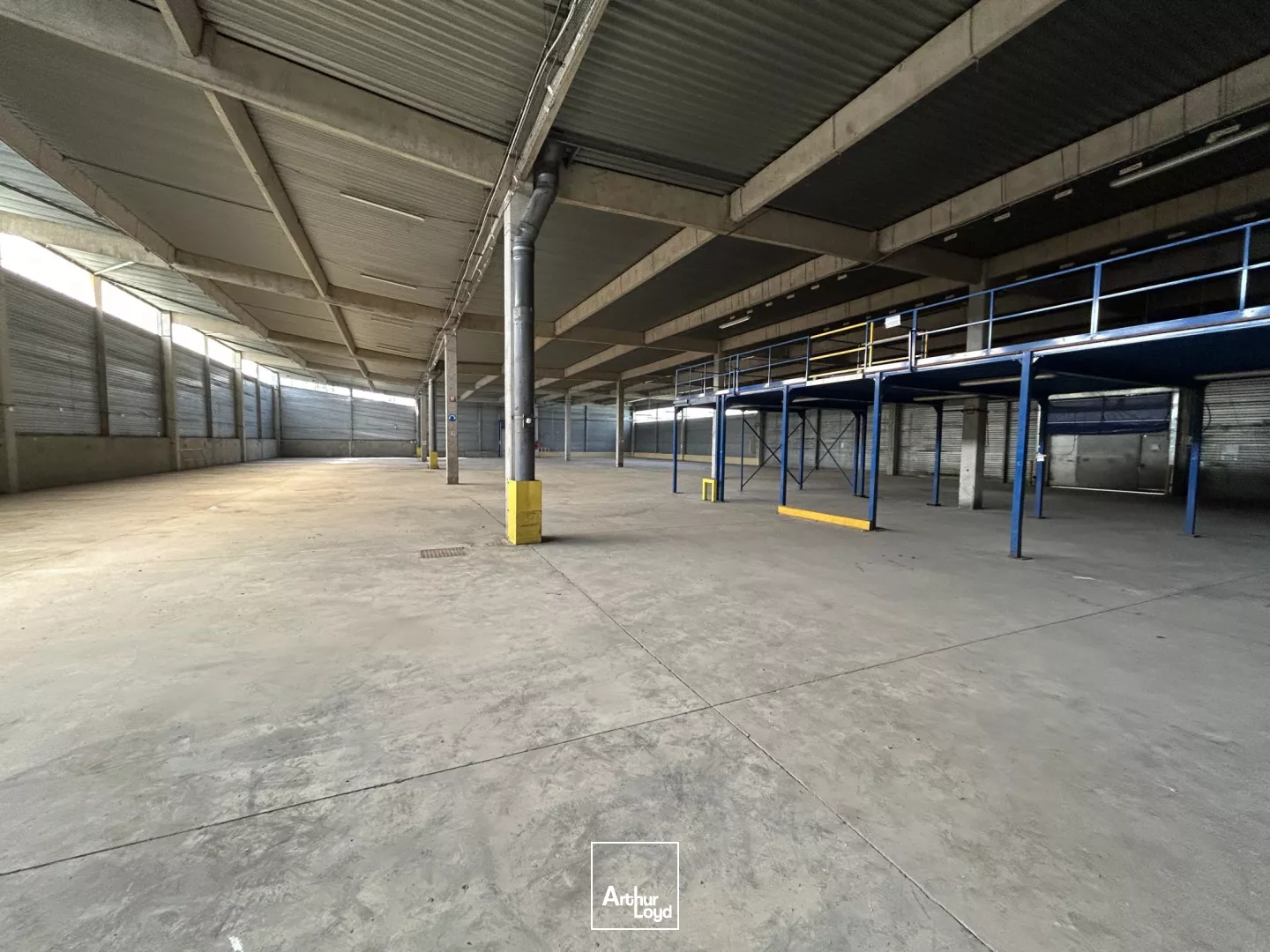 Local d'activités avec entrepôt et bureaux à louer à Carbon Blanc