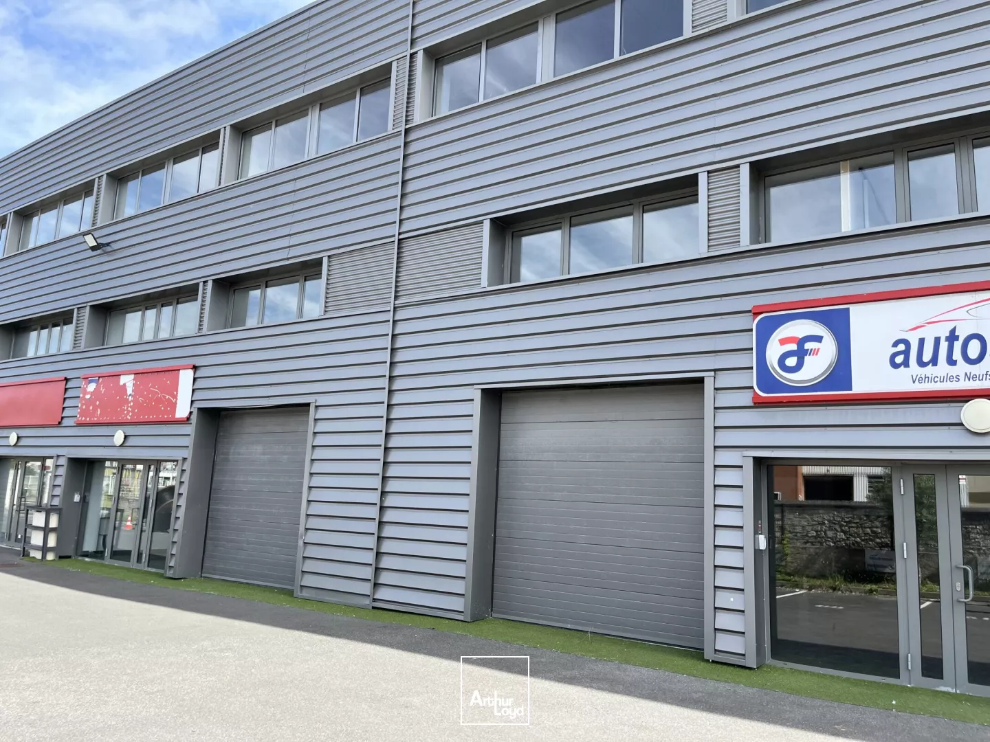 Locaux d'activité à Villeneuve La Garenne, avec vitrine pour une visibilité optimale