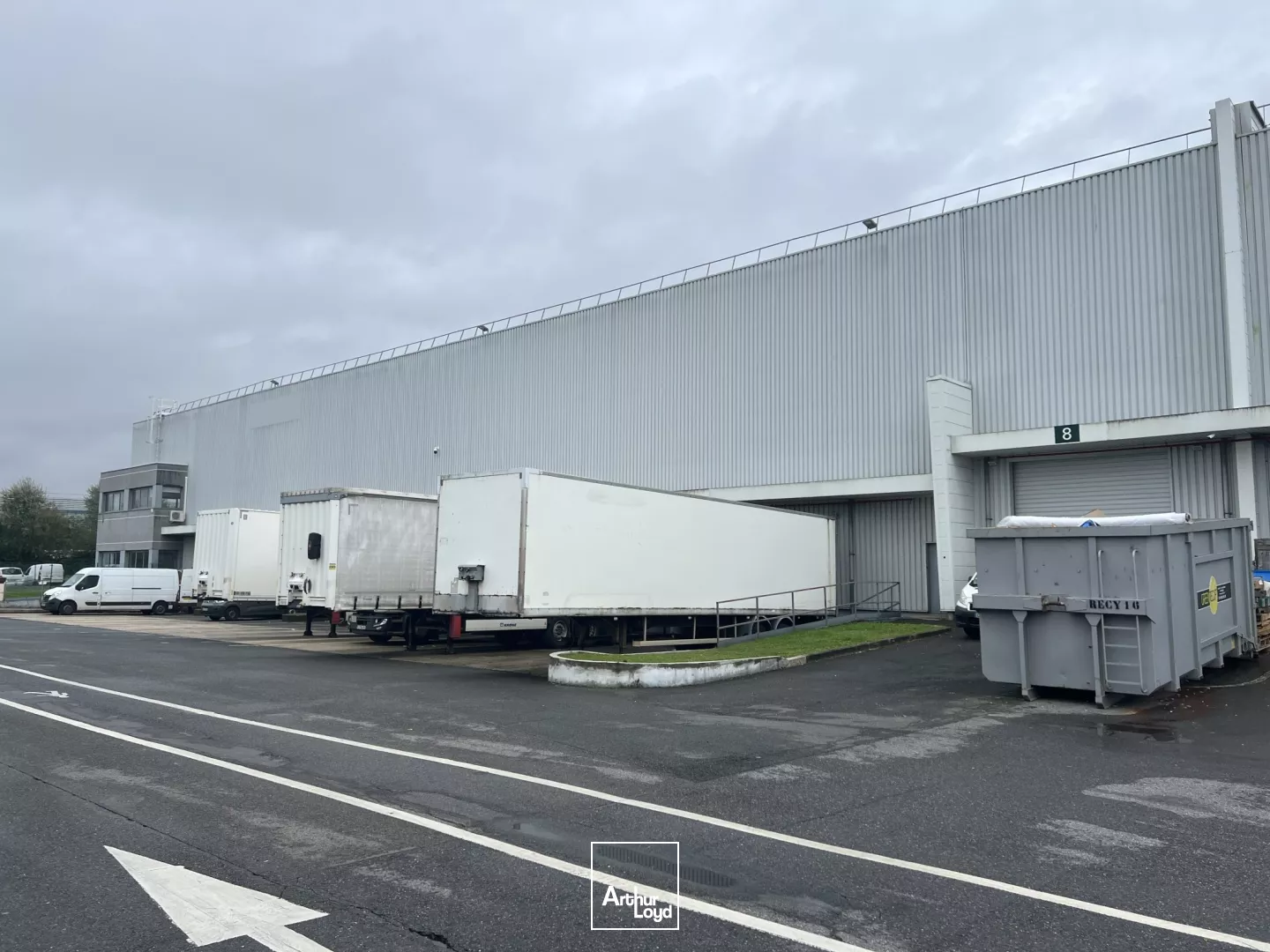 Entrepôts rénovés à louer à Mitry-Mory - 9 m HSP, 7 quais, site sécurisé, idéal logistique et industrie