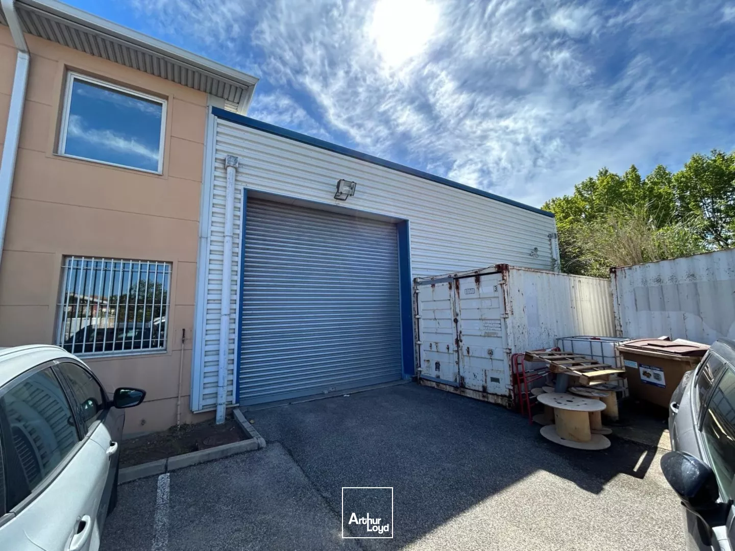 Bâtiment mixte indépendant à vendre - ZFU et proximité autoroutes - 13016 Marseille