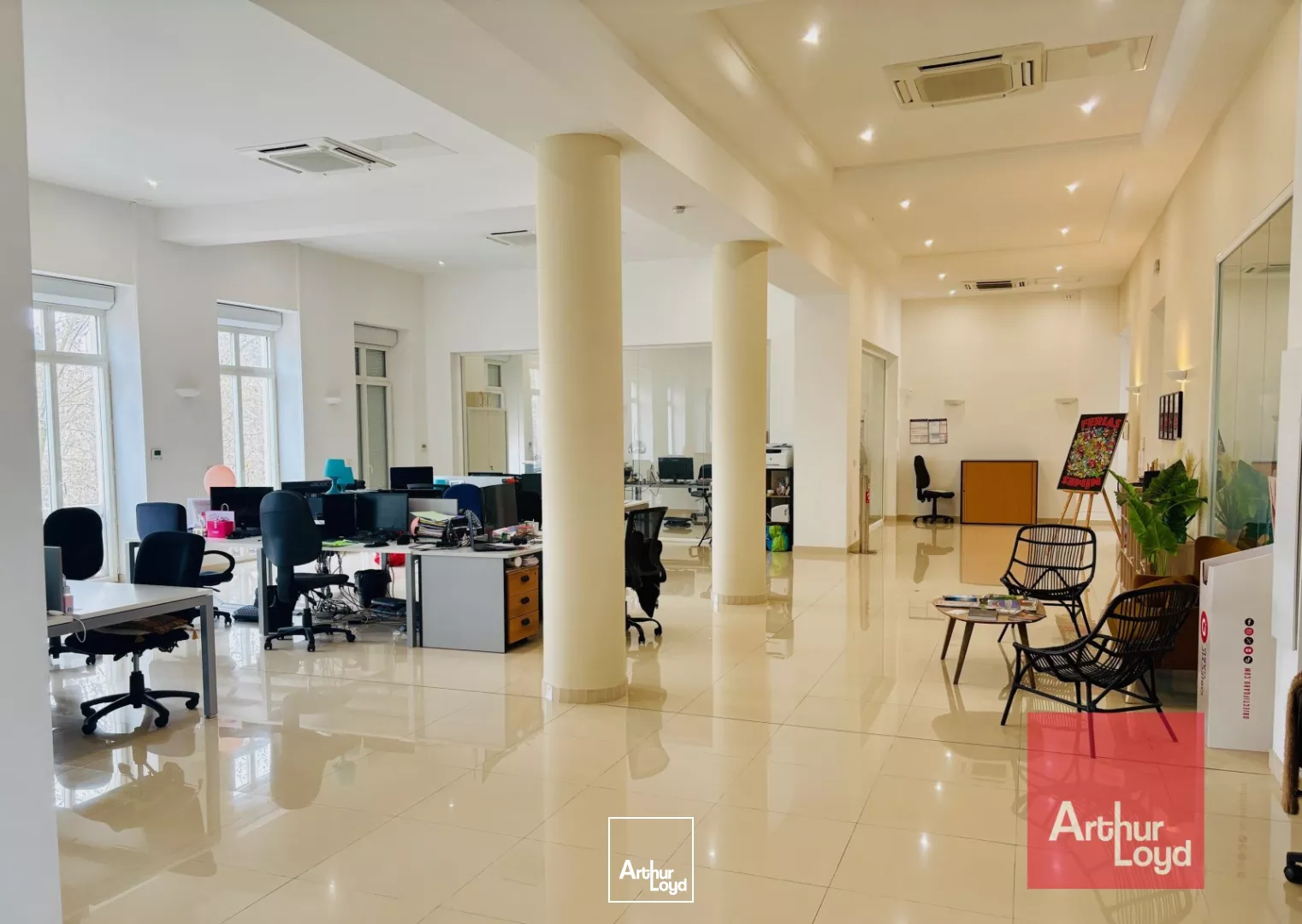 Prestige et Confort au Coeur de Nîmes : Bureaux d'Exception avec Terrasse Panoramique à louer