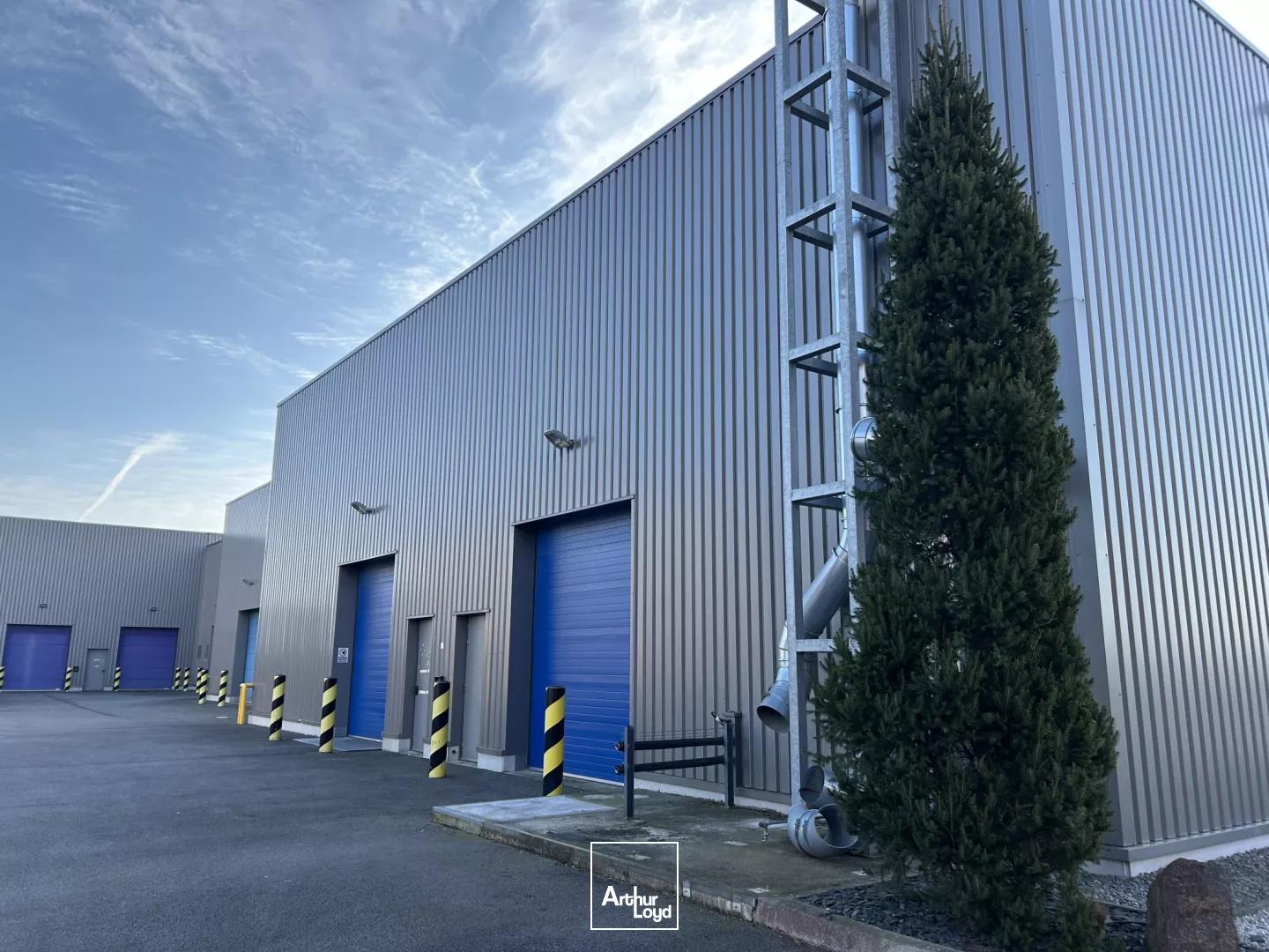 Aux Sorinières, bâtiment mixte à louer