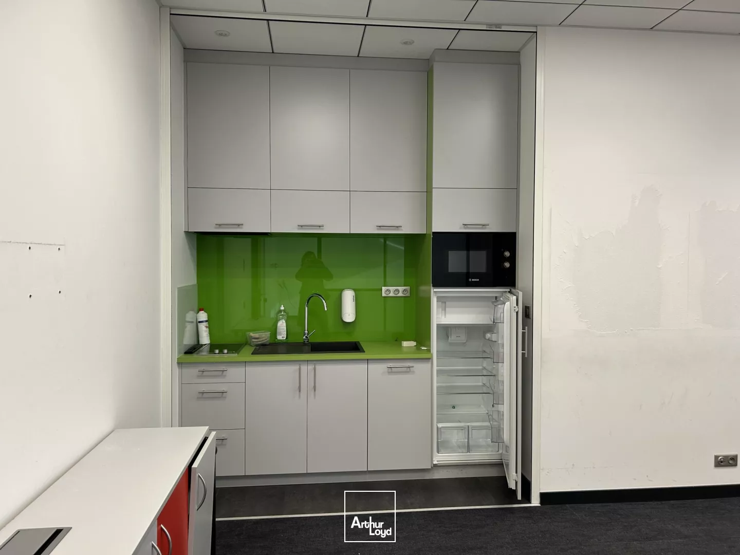 Aux Sorinières, bâtiment mixte à louer