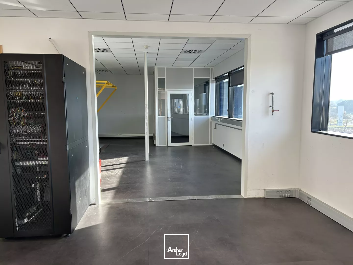 Aux Sorinières, bâtiment mixte à louer