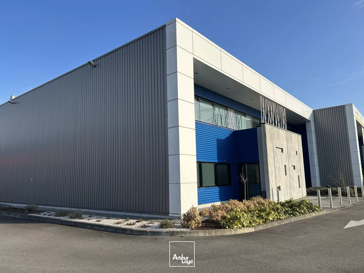 Aux Sorinières, bâtiment mixte à louer