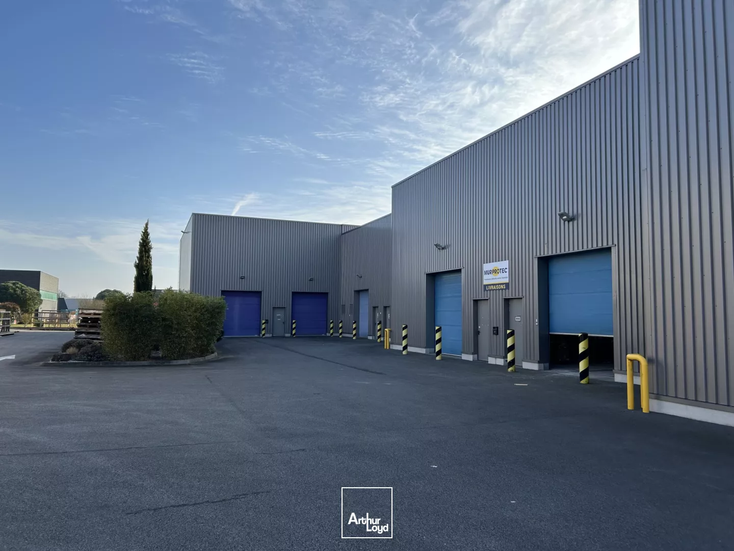 Aux Sorinières, bâtiment mixte à louer