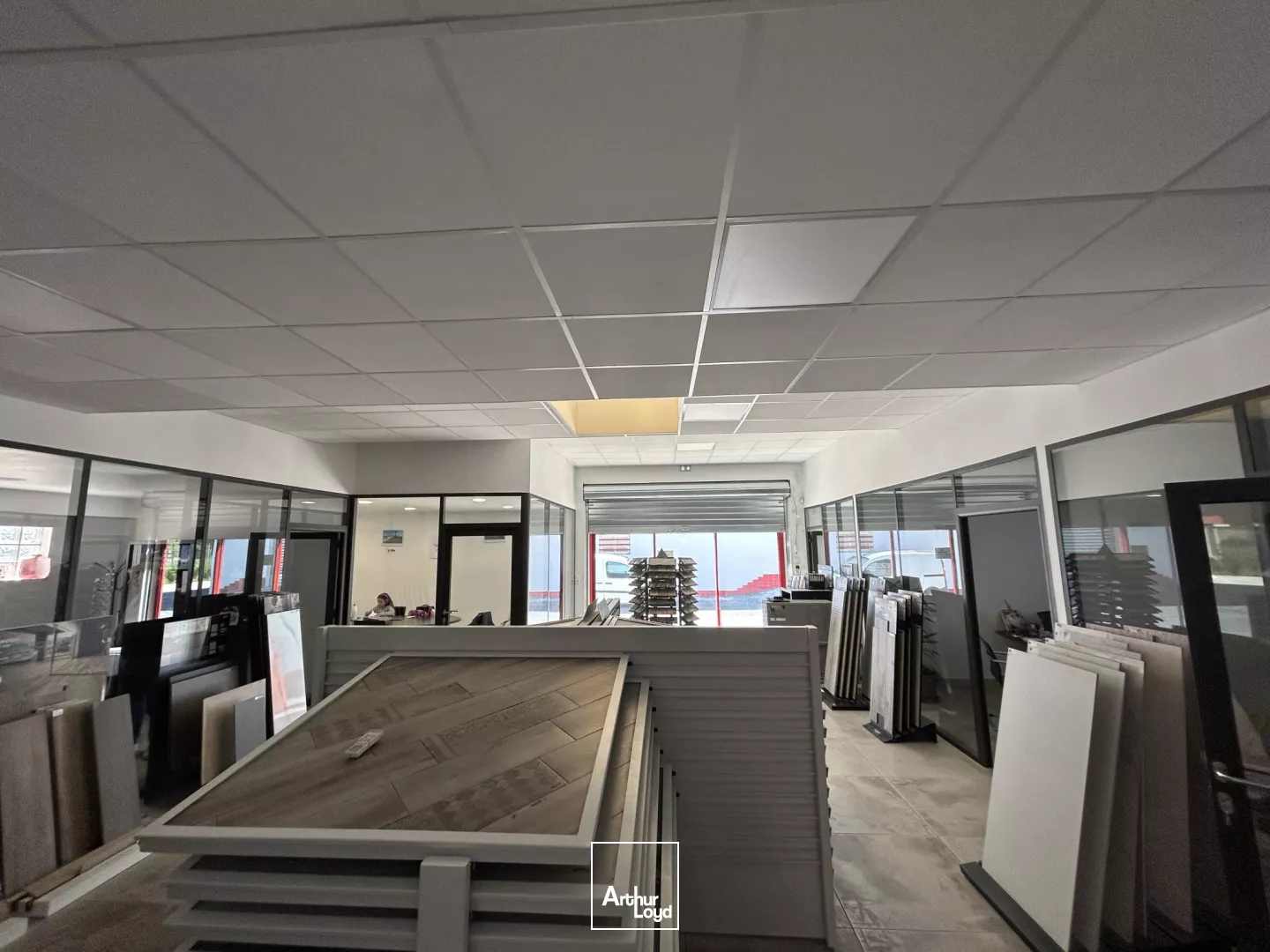 300 m² - local commercial à louer 