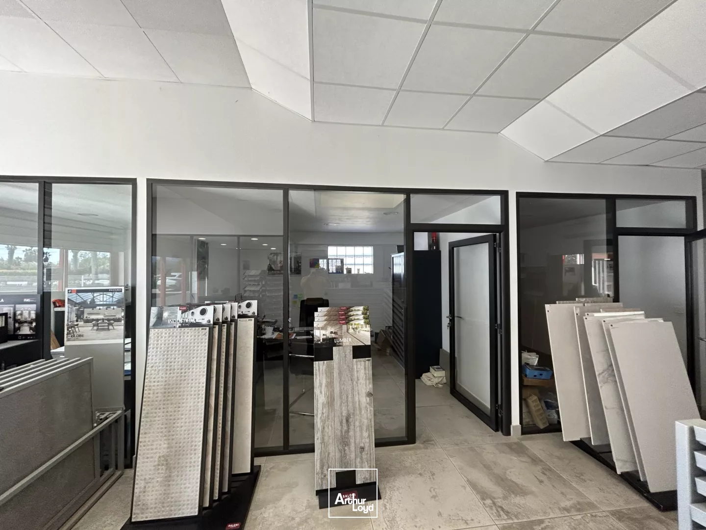 300 m² - local commercial à louer 