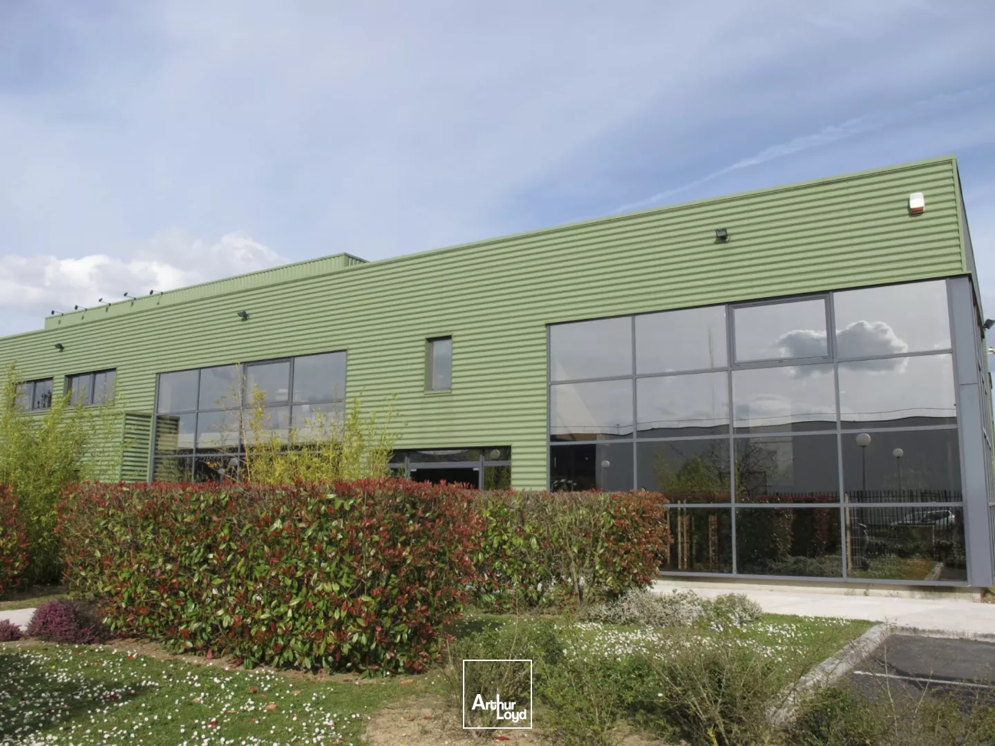 Bâtiment mixte à usage d'activités ou de commerce à louer - 1 068 m2 - Grande aire de stockage extérieure de 1 200 m2.