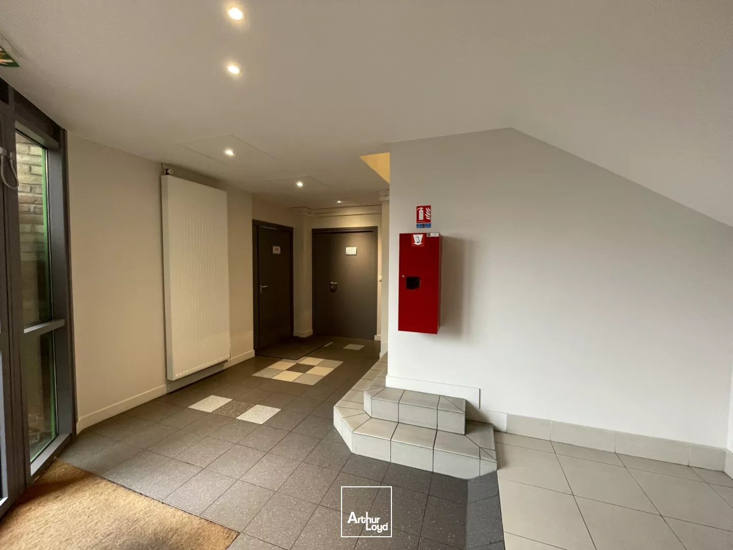 Bureaux rénovés à vendre - RDC lumineux avec parkings, proche métro et axes routiers Lille Métropole