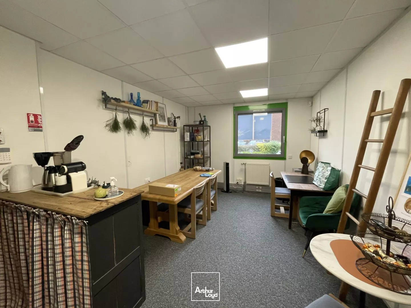 Bureaux rénovés à vendre - RDC lumineux avec parkings, proche métro et axes routiers Lille Métropole