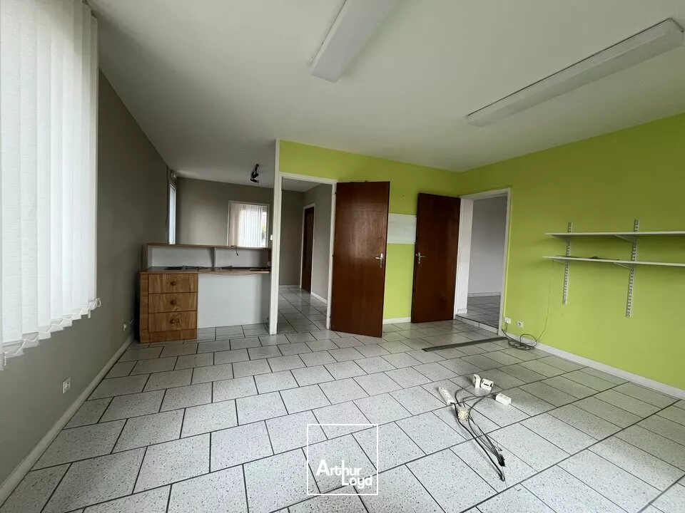 A VENDRE MURS PROFESSIONNELS/STOCKAGE - 800m2 - SAINT PARDOUX 