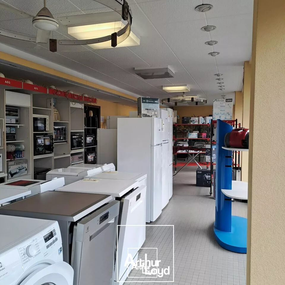 Local commercial de 300 m² à louer  Axe passant de Brive-la-Gaillarde