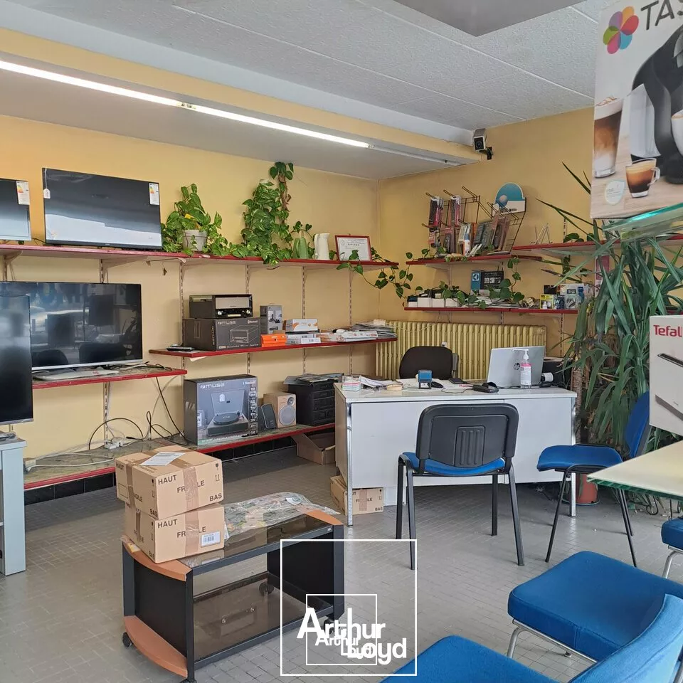 Local commercial de 300 m² à louer  Axe passant de Brive-la-Gaillarde