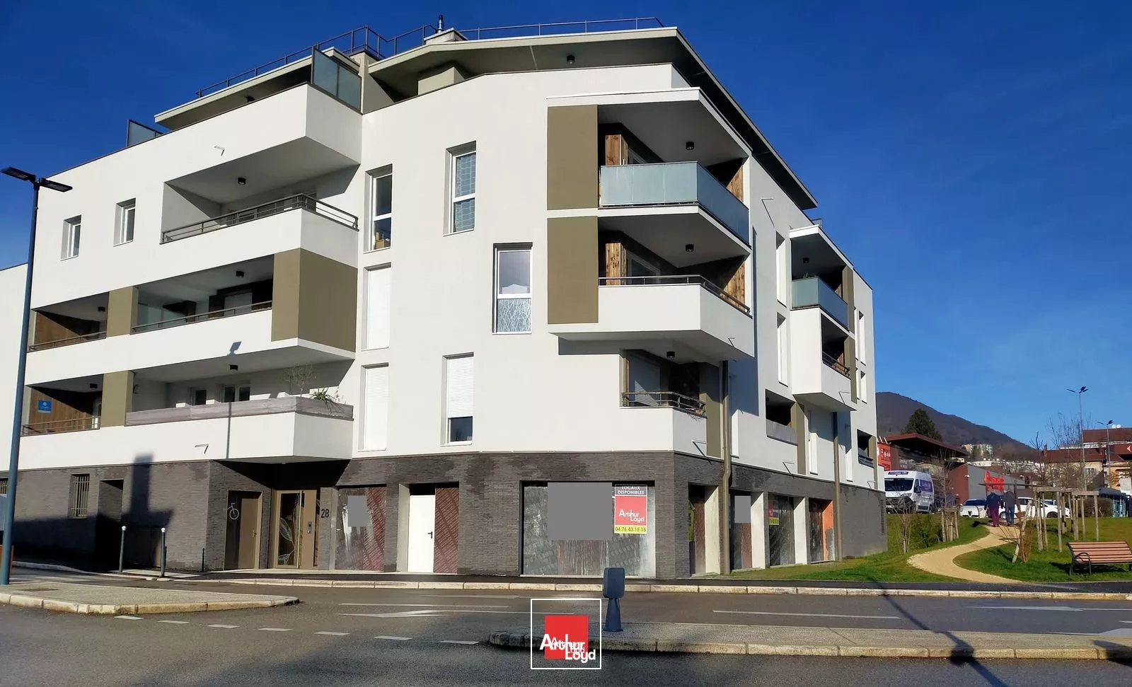 LOCAL COMMERCIAL 329M² A LOUER VOIRON PROCHE CENTRE VILLE PARKING