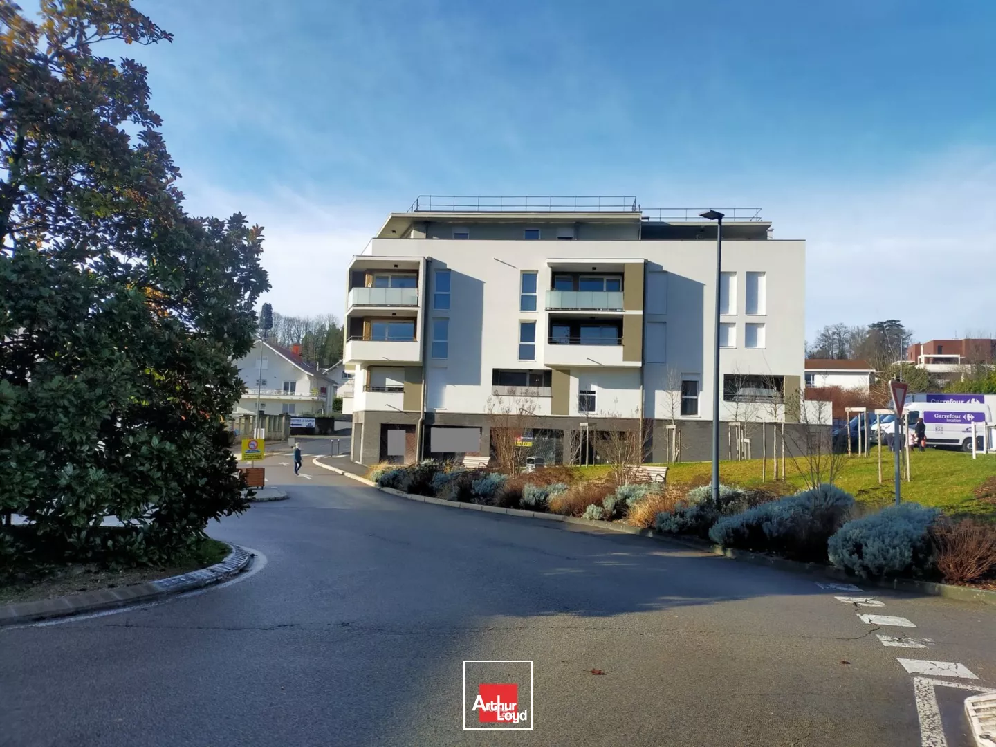 LOCAL COMMERCIAL 329M² A LOUER VOIRON PROCHE CENTRE VILLE PARKING